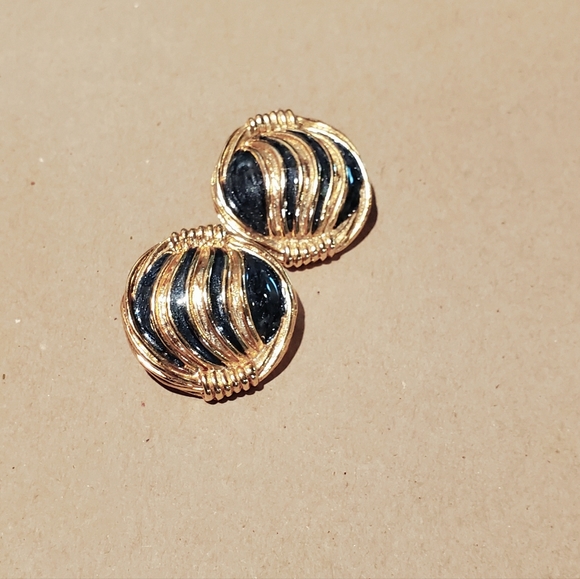 Vintage Clip on Earrings.! - Picture 6 of 6